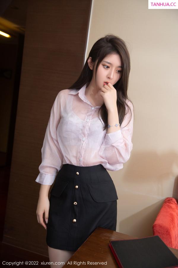 夏甜甜  [XiuRen]高清写真图 2022.10.21 No.5741 夏甜甜 短裙丝袜第6张图片